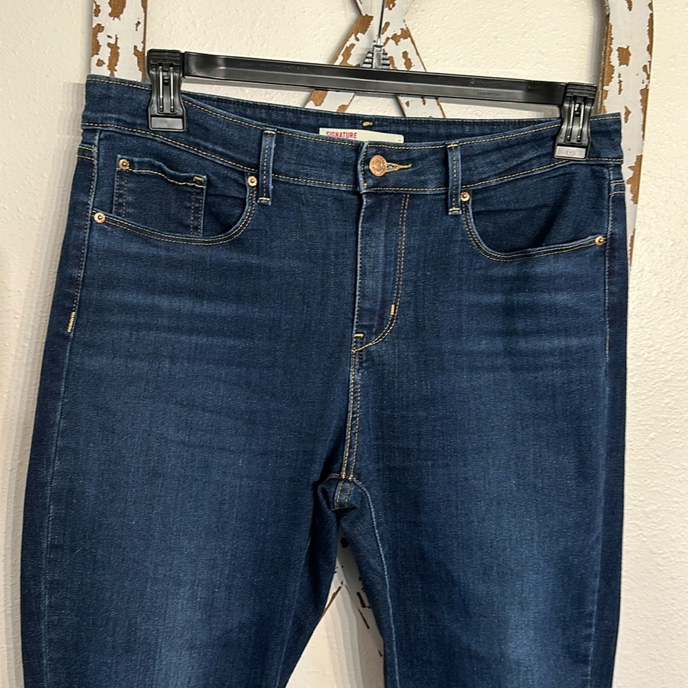 Signature Levi Strauss mid rise capri